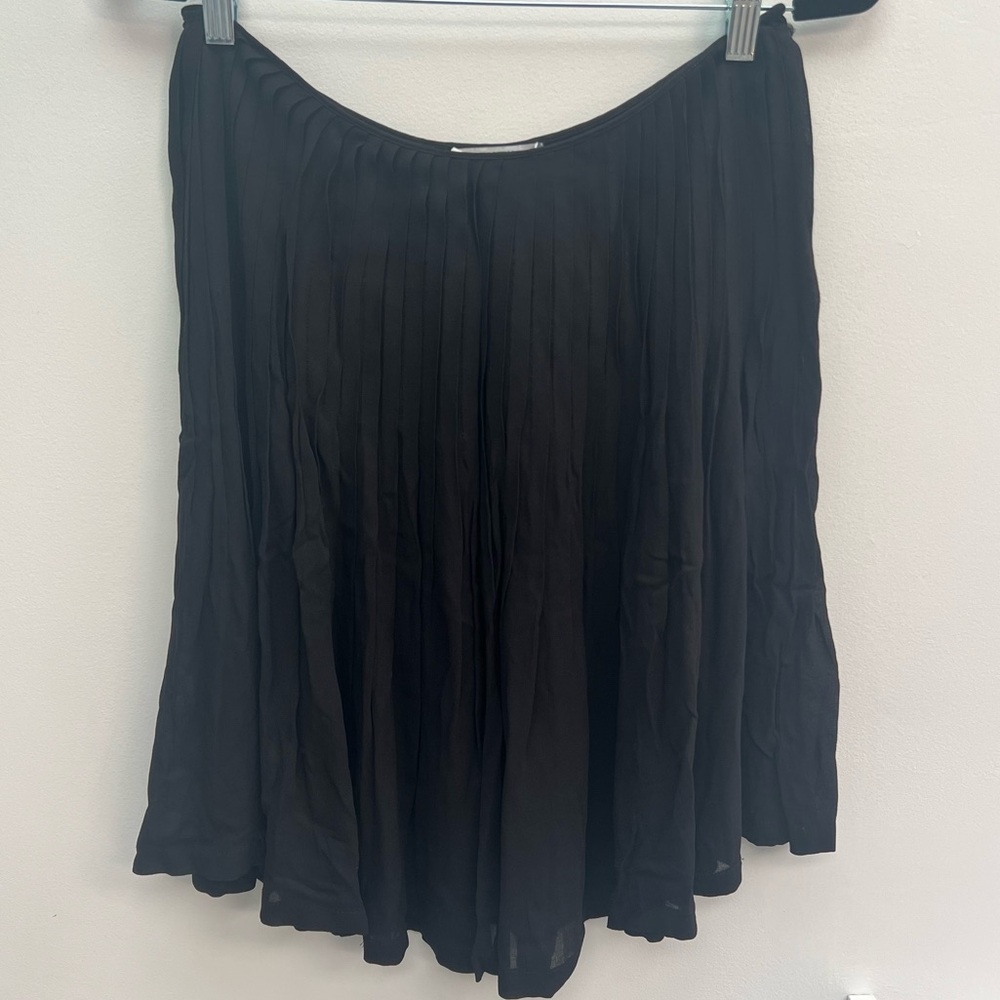 Vintage Moschino sz 6 black pleated above the knee skirt. Project-Needs work :)
